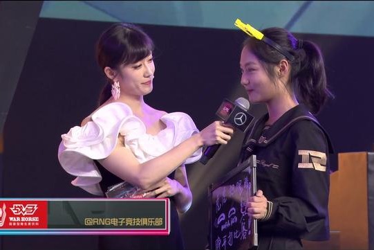 RNG、FPX都给粉丝做JK制服了，电竞女粉经济时代要来了吗？